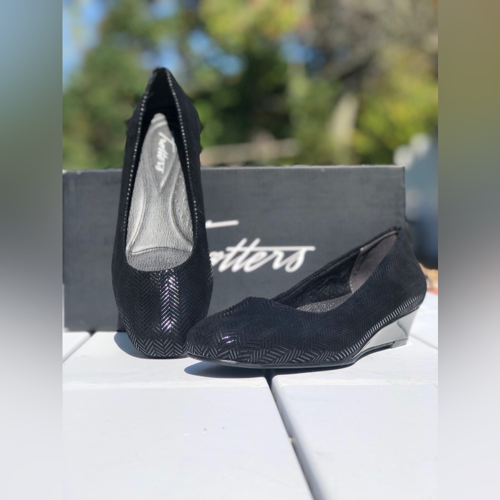 NWB Trotters Lauren black wedge heels Sz 6.5